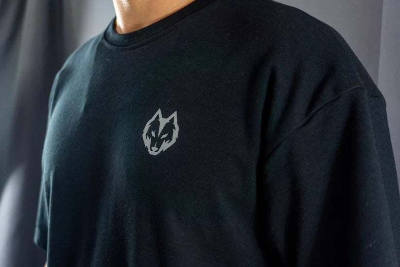 BADWOLF OVERSIZED NEGRA LETRA GRIS